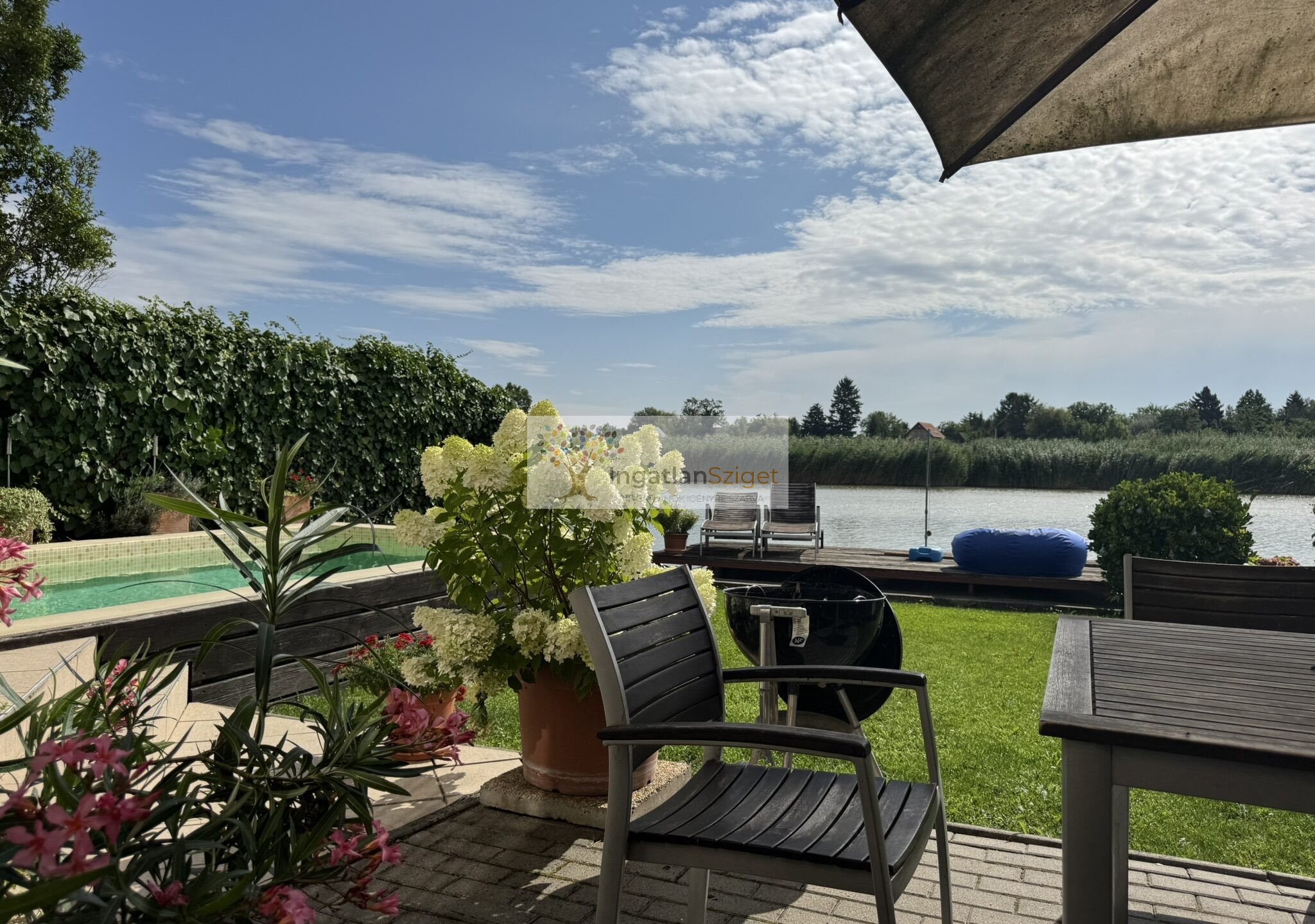 E2E72851-594F-485F-9351-768AAE8976AE