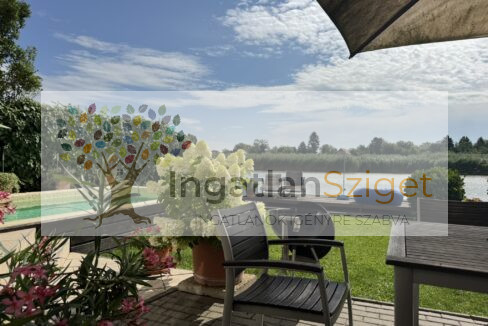 E2E72851-594F-485F-9351-768AAE8976AE