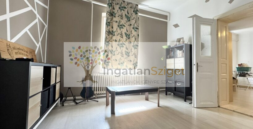 Két lakás, üzlet és műhely – minden egy helyen Tököl frekventált részén