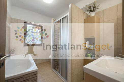 a_digital_photograph_showcases_a_clean_well_organ